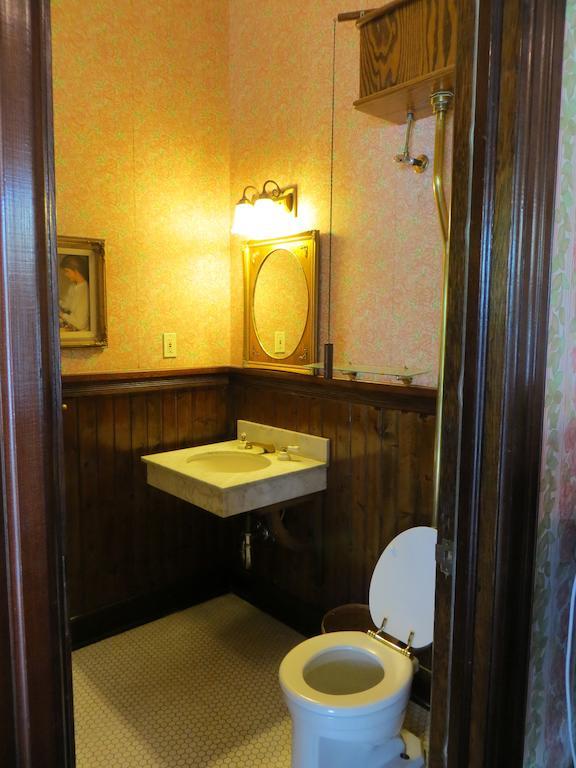 Irwin Street Inn Hanford Room photo