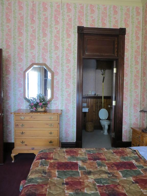 Irwin Street Inn Hanford Room photo